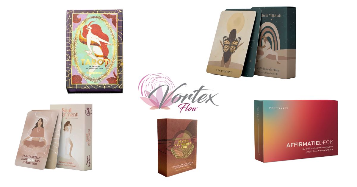 Op de afbeelding zie je een vijftal kaartendecks waarover geschreven wordt in de blogs. Ook is het logo afgebeeld van de website die hierover schrijft.